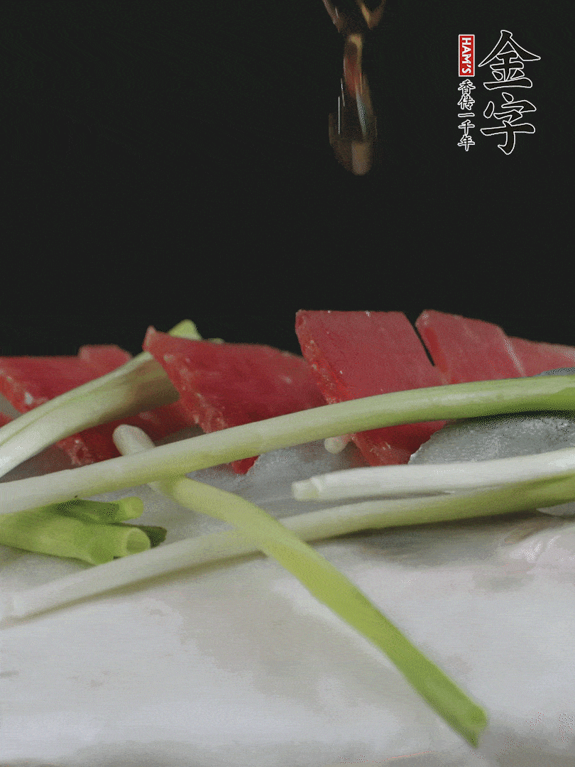蔥白置于魚(yú)身，放適量豌豆，淋上花雕酒。