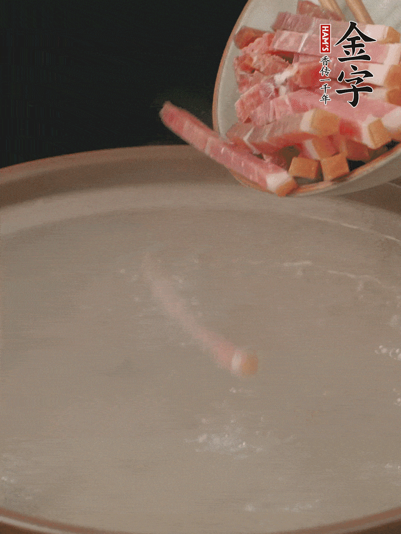 金字火腿切絲，熱水下鍋，放火腿燉煮15分鐘。