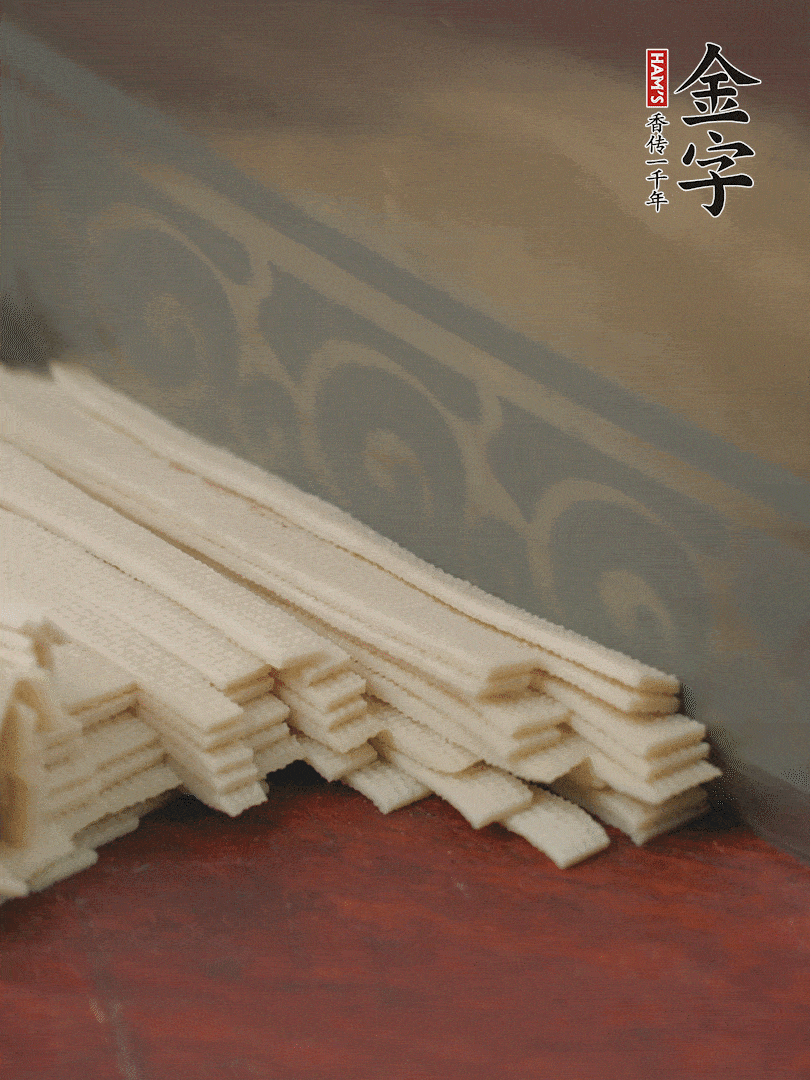 燉火腿期間，千張切細(xì)絲，白蘿卜去皮切細(xì)絲，蒜葉切細(xì)丁。