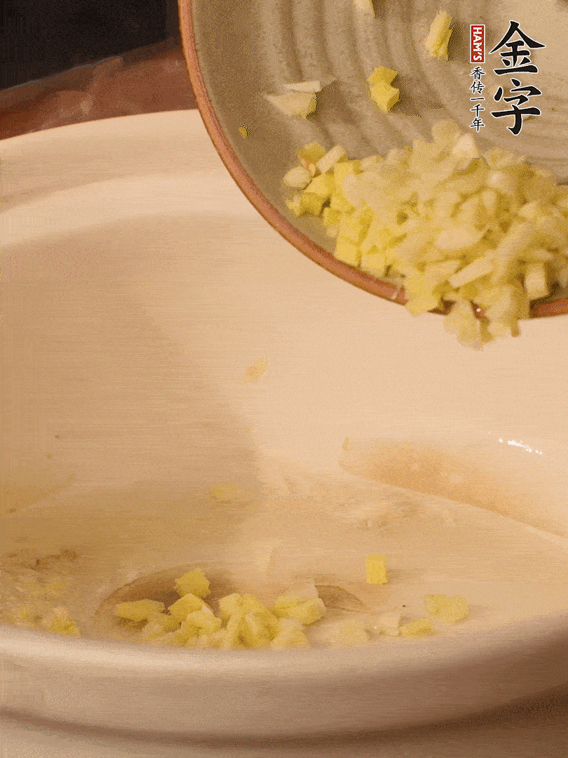 熱油下鍋，姜爆香。下冬瓜略微翻炒。