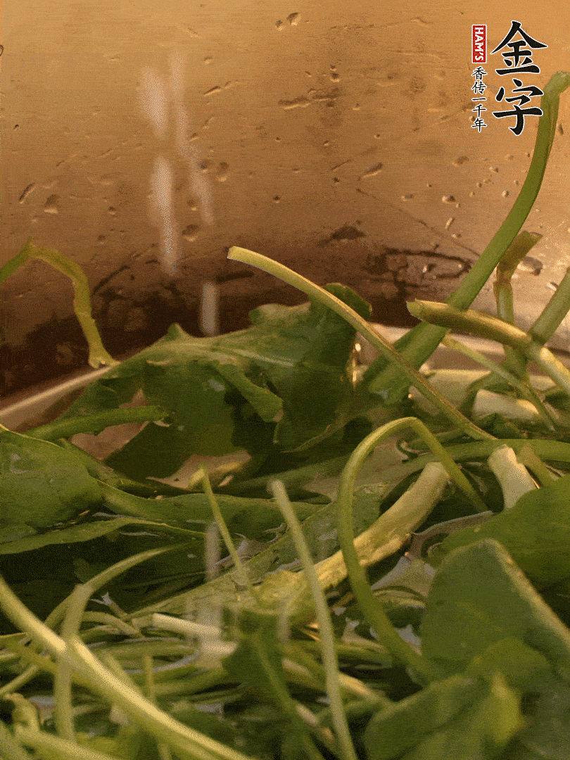 薺菜去掉根部，加小蘇打、鹽熱水沸騰燙軟。