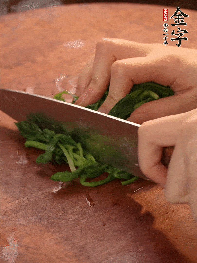晾涼拽干水份，切碎備用。