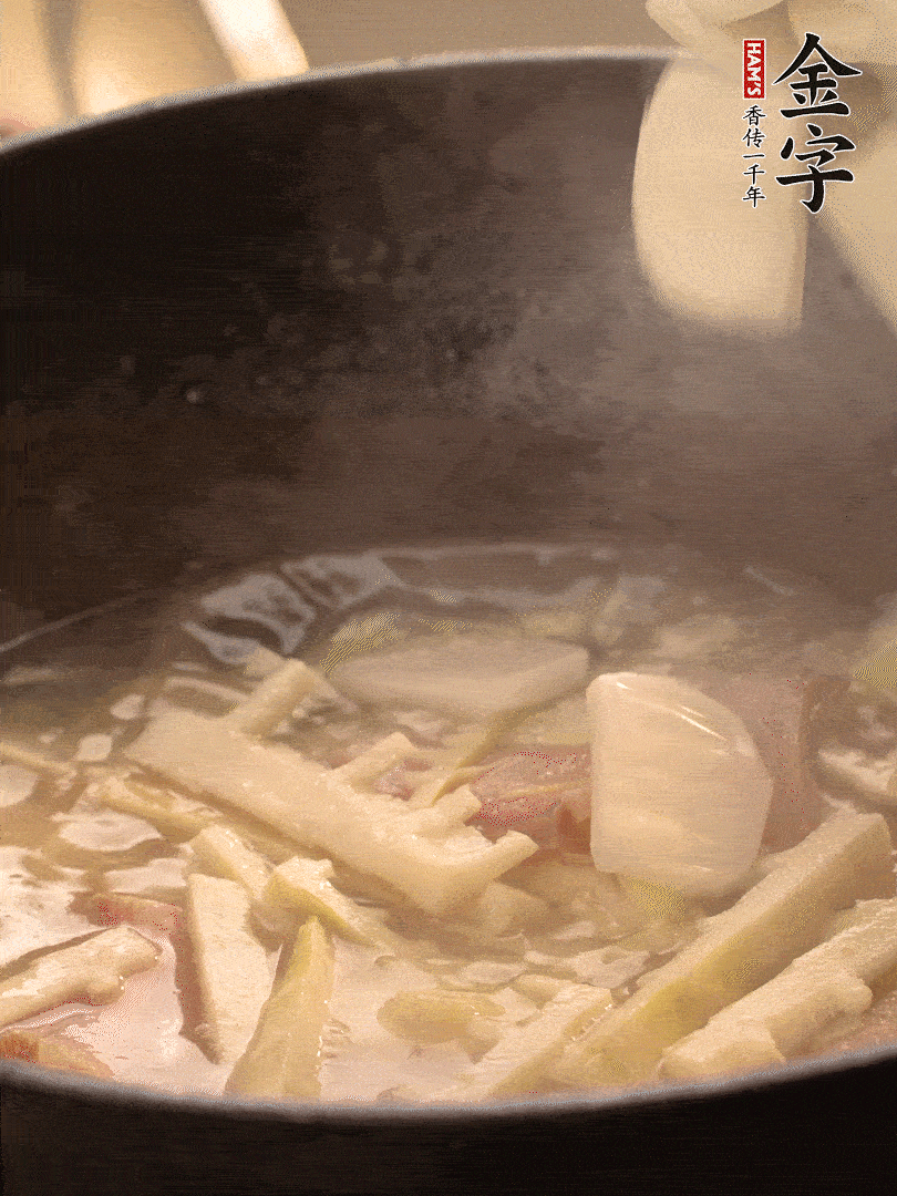 加一點(diǎn)開(kāi)水后，放年糕燜2分鐘至軟。