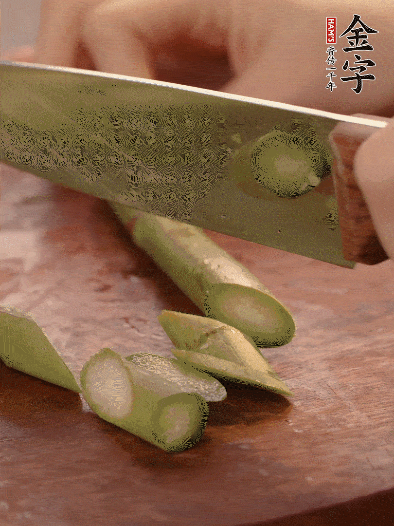 蘆筍去掉底部老的部分，斜切成段。白玉菇去掉根部，日本豆腐切成圓厚片。