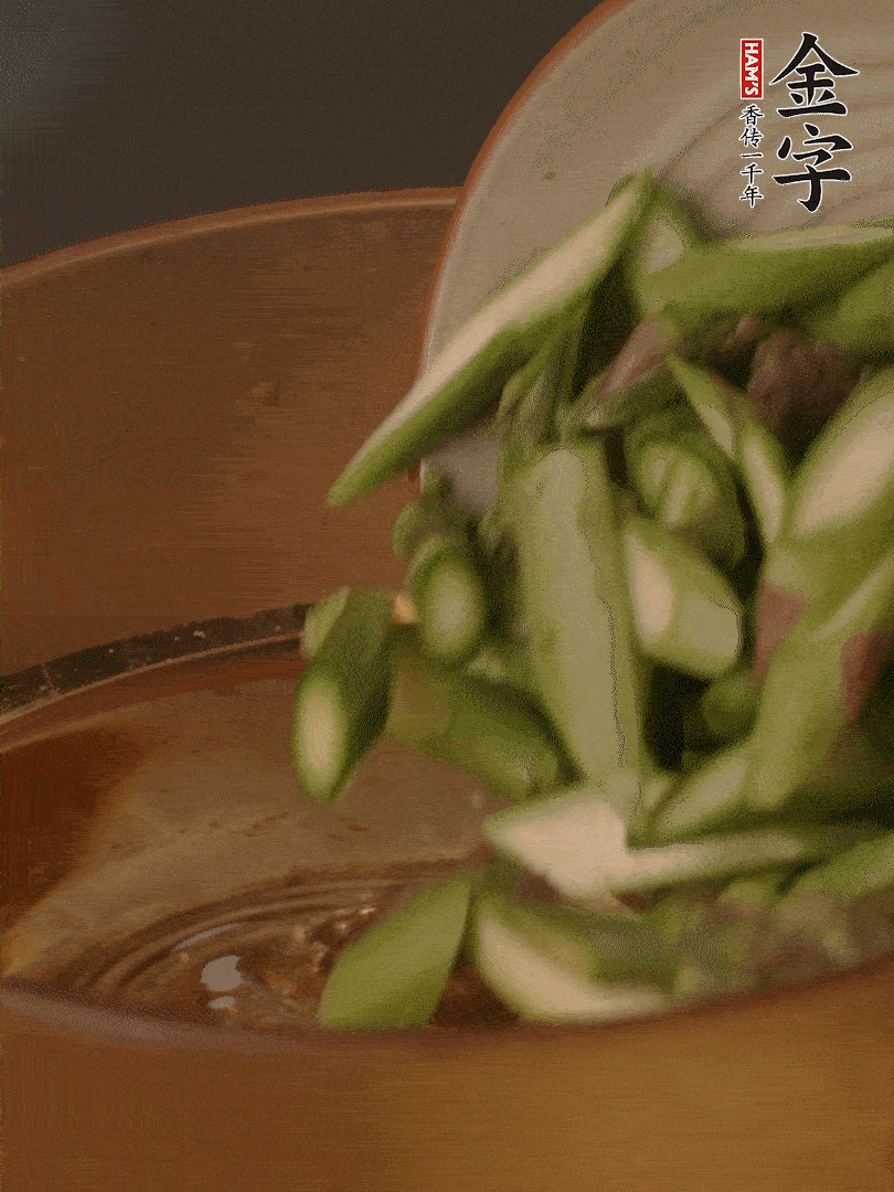 蘆筍、白玉菇焯水30秒備用。