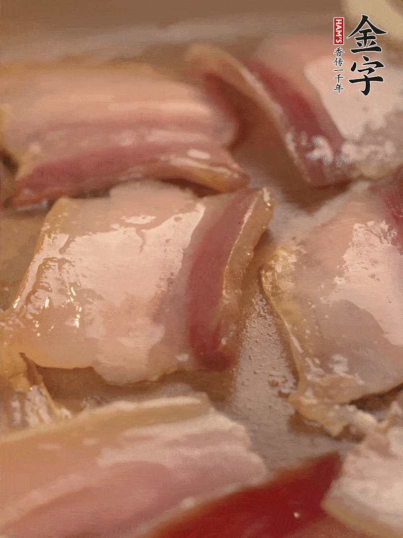 鍋中熱油煸香大蒜、咸肉。