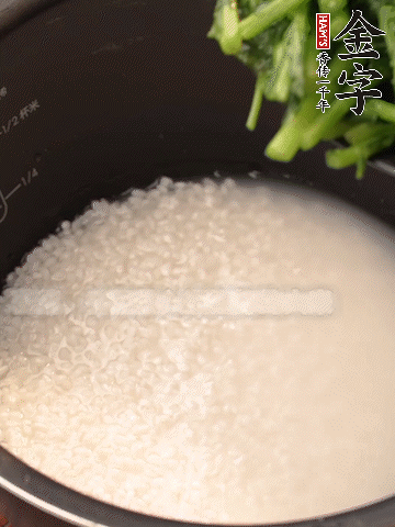 茼蒿、香腸放入浸泡好的大米，水沒過大米半指煮熟。