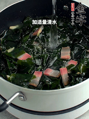 放入泡發(fā)好的裙帶菜翻炒一下，加適量清水燉煮。