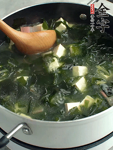 煮到沸騰后，再放入豆腐蓋蓋子煮3分鐘。