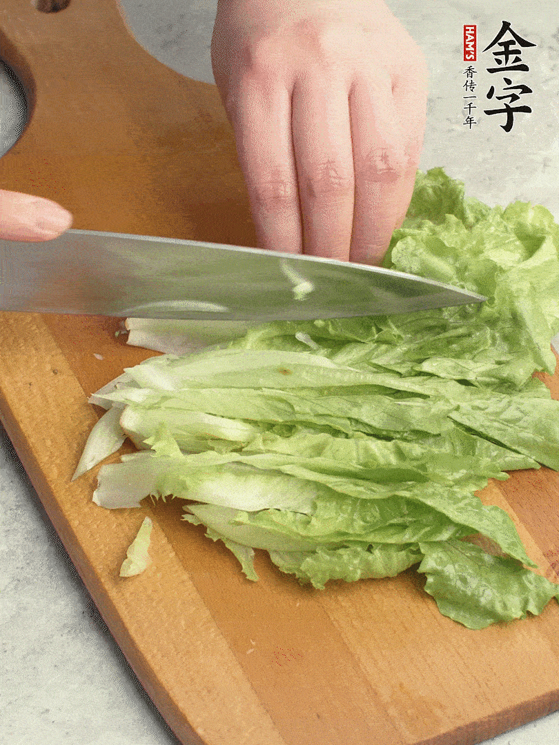 胡蘿卜、生菜、黃瓜切絲。
