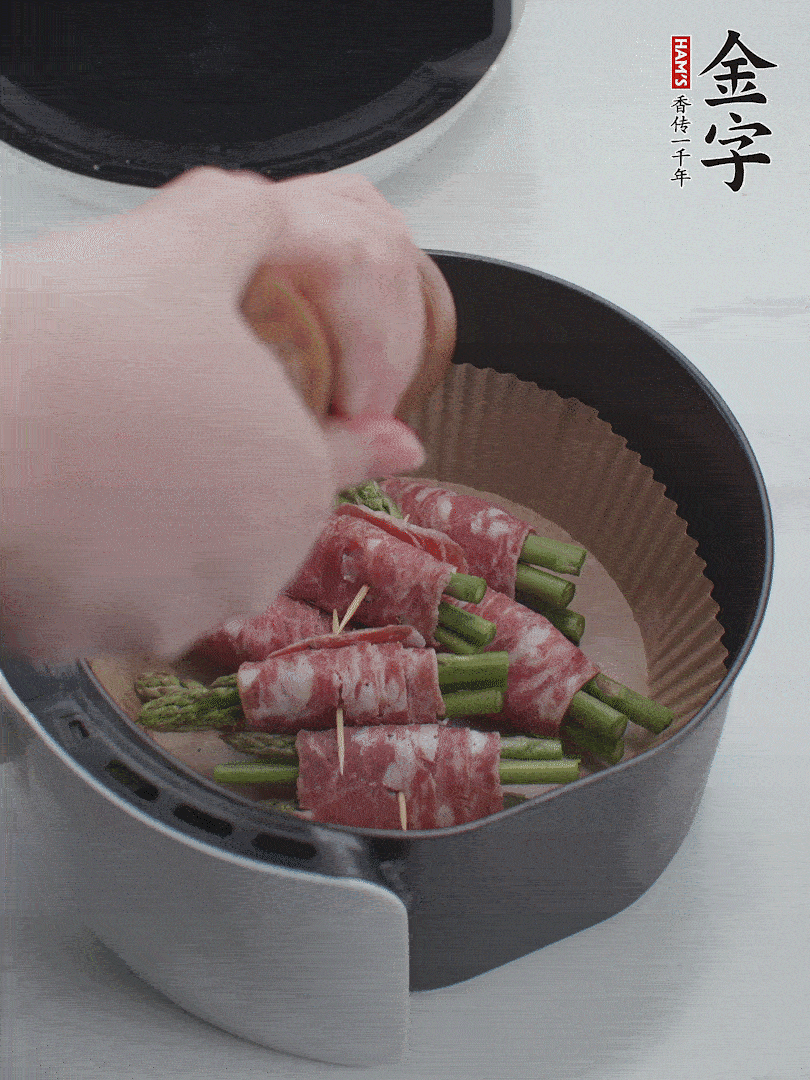 在培根卷上撒點黑胡椒碎。
