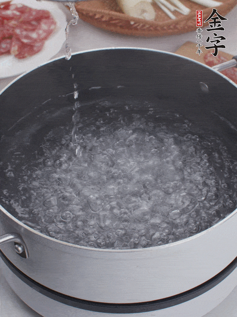 春筍去殼切片，焯水3分鐘。