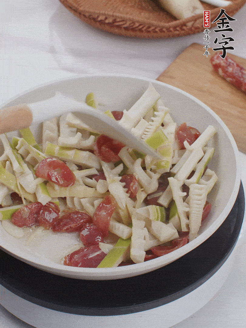 下春筍翻炒均勻，一小撮鹽調(diào)味。