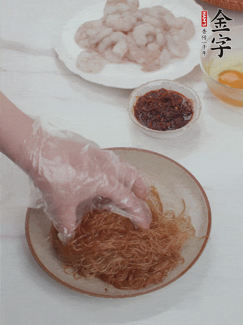 粉絲泡軟后，入沸水煮10秒，撈出后加1/2勺老抽、1/2勺食用油挑松。