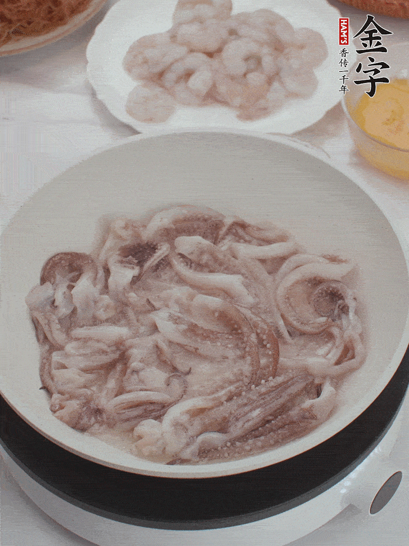 蝦仁、魷魚滑油，蛋液炒制半熟。