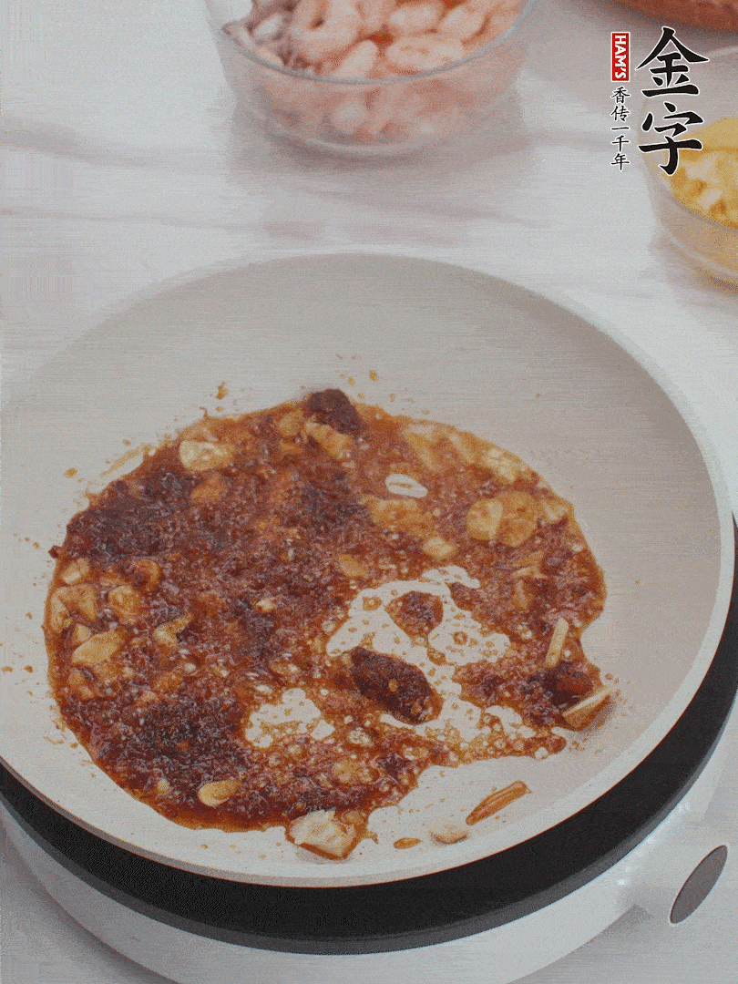 冷鍋熱油，1大勺金字火腿XO醬、蒜末炒香，倒粉絲一起炒。