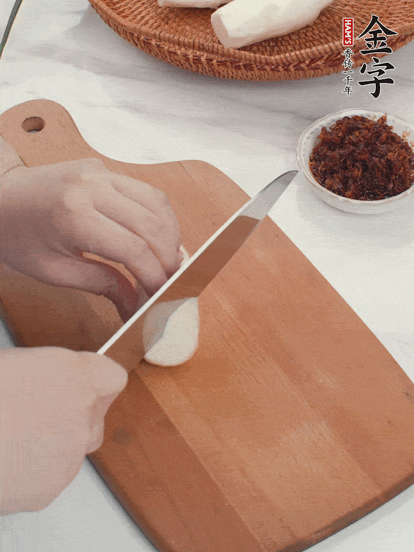 茭白剝殼，洗凈后切滾刀塊。