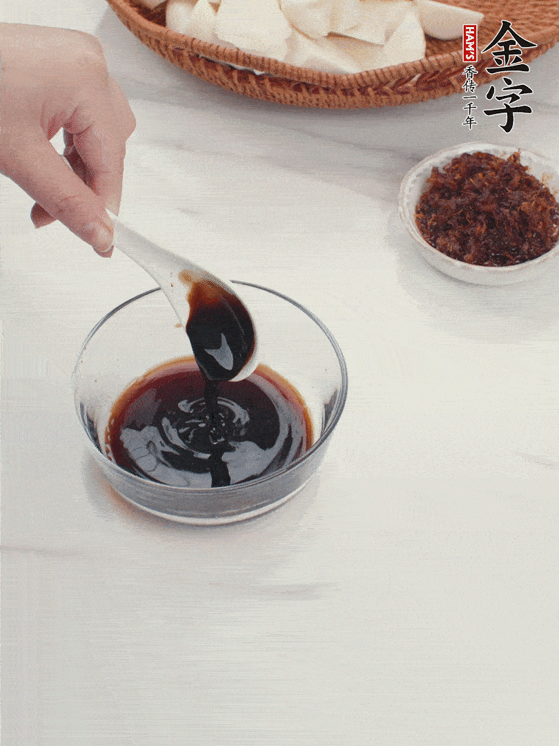 將生抽、老抽、黃酒和白砂糖在小碗里調(diào)成味汁。