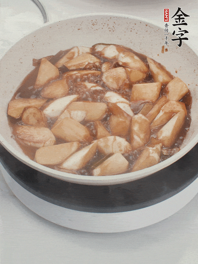 待茭白煸到微微發(fā)黃加入調(diào)好的味汁翻炒。加一小碗清水蓋蓋子燜3-4分鐘。
