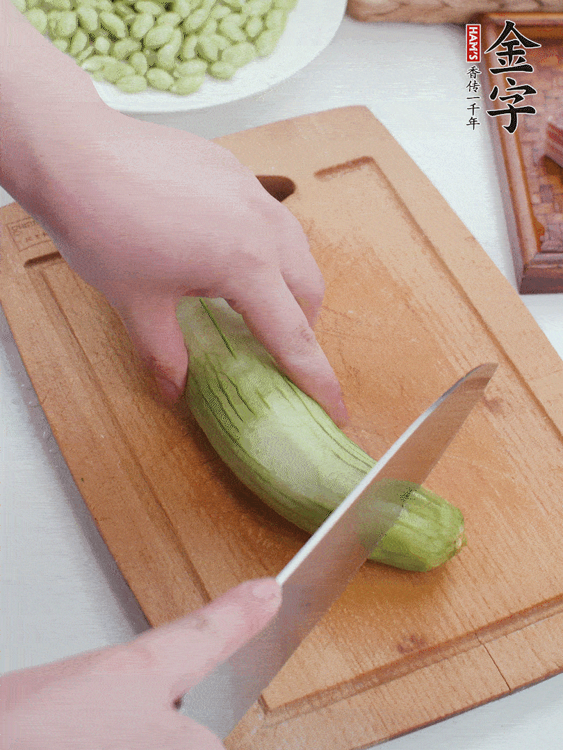 絲瓜去掉外皮，去掉兩端，切成滾刀塊。