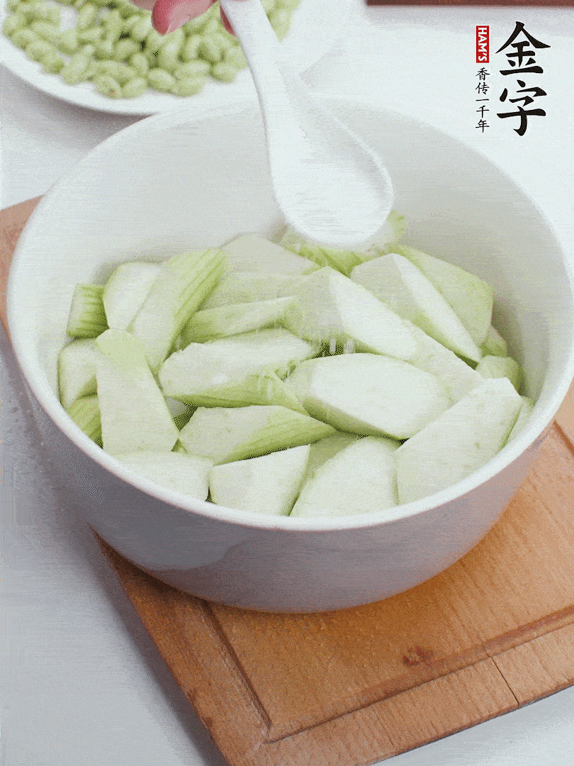 水中加1勺鹽浸泡，防止變黑。