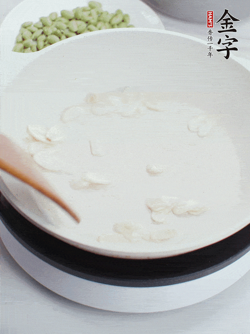 金字淡咸肉煮15分鐘，撈出切片。油5成熱時，蒜末、咸肉爆香。
