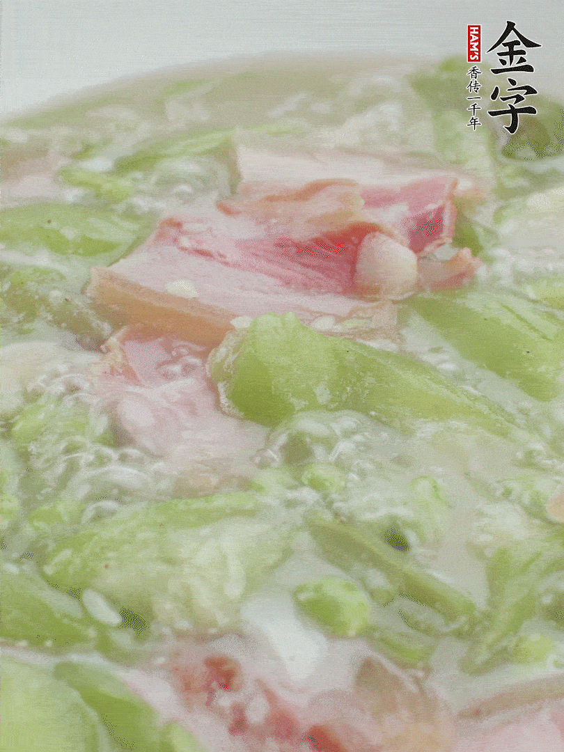加一點熱水、白胡椒粉、雞精翻炒1分鐘。