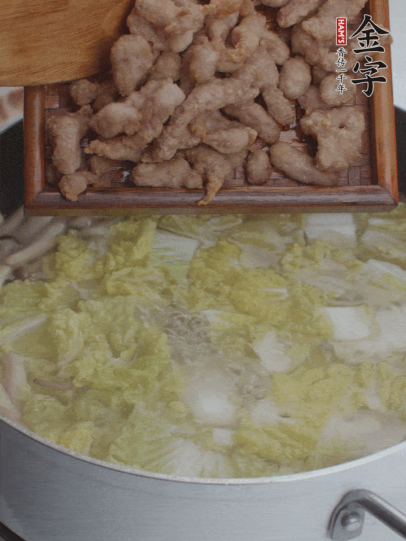 水開(kāi)后煮10分鐘，下娃娃菜、小酥肉煮3分鐘。