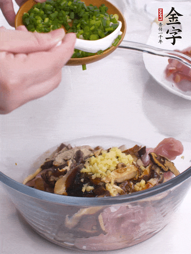 雞肉、香菇混合，加清水1/3杯、料酒1勺、蠔油1勺、鹽1勺、糖1/4勺、白胡椒1/4勺、食用油1勺、香油1/4勺、姜末、蔥花，攪拌均勻腌制2小時(shí)。
