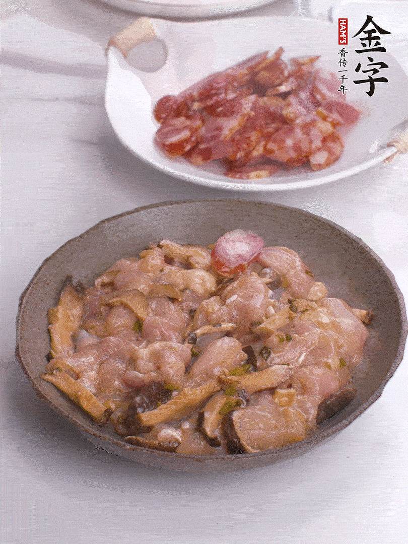 腌制后，雞肉中加淀粉1勺，頂部碼上香腸片。