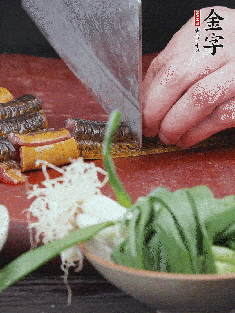 黃鱔去內(nèi)臟洗凈，切花刀斬段。沸水下鍋，加黃酒焯水去血沫。