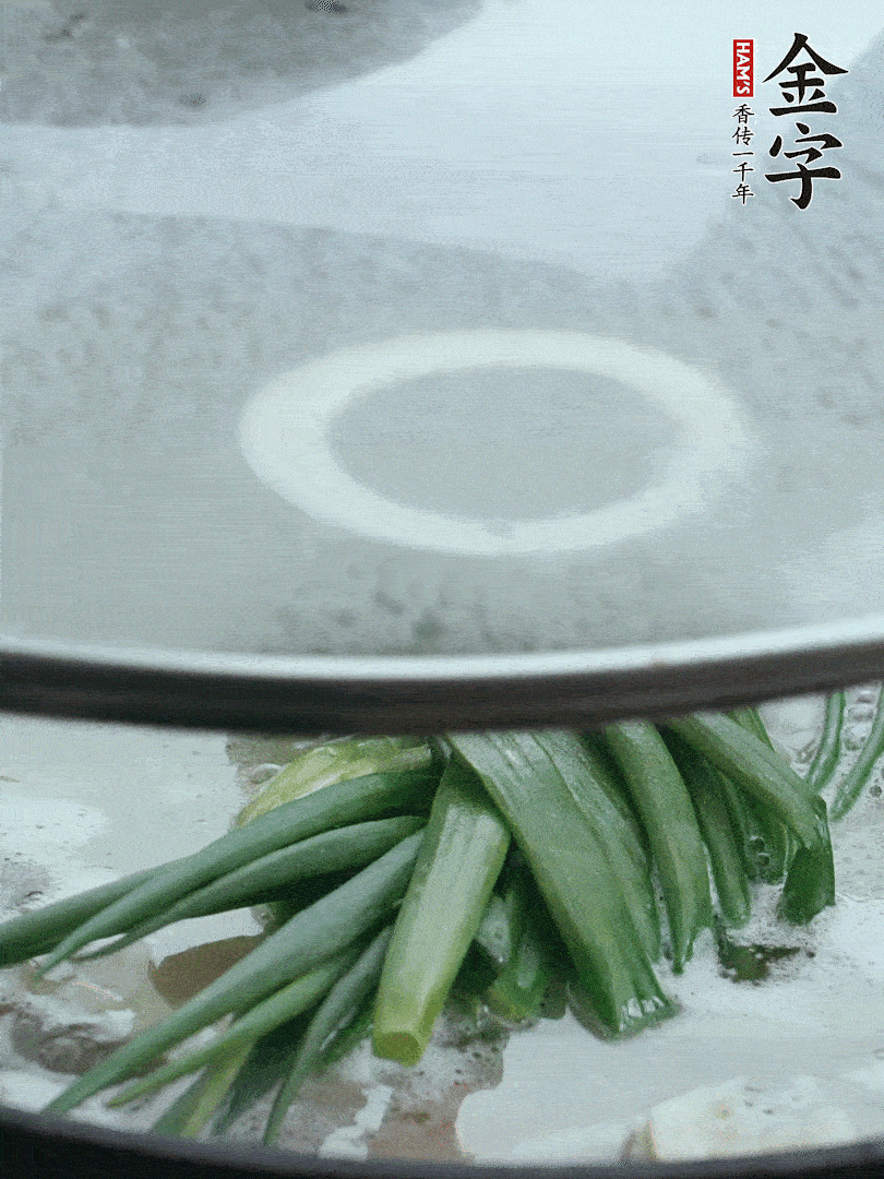 加蔥結(jié)去腥，大火開后中火燒20分鐘。