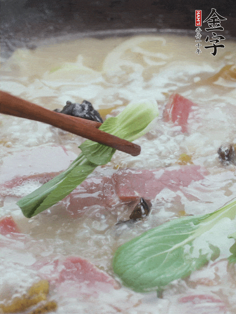 撈出蔥結(jié)，小菜心點(diǎn)綴。