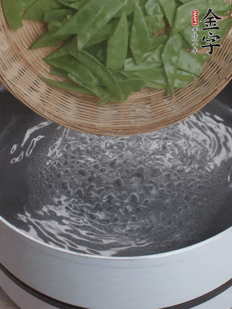 甜豆莢撕掉老筋，斜切兩半，焯水1分鐘。