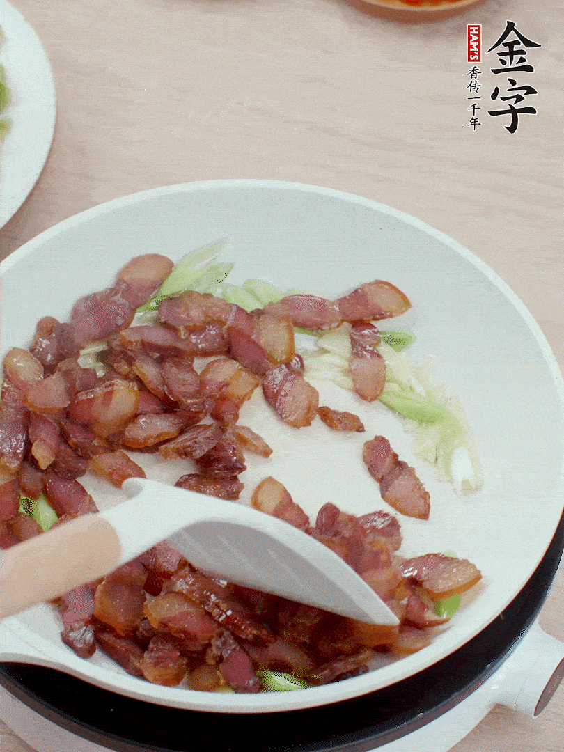 鍋中少許油，姜、蒜白爆香，下臘肉煸出油脂。