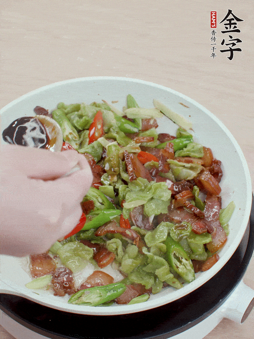 2勺生抽調味，最后撒蒜葉。