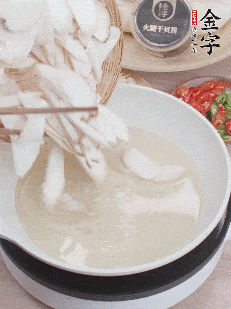 杏鮑菇切成片，油溫7層熱炸2分鐘。