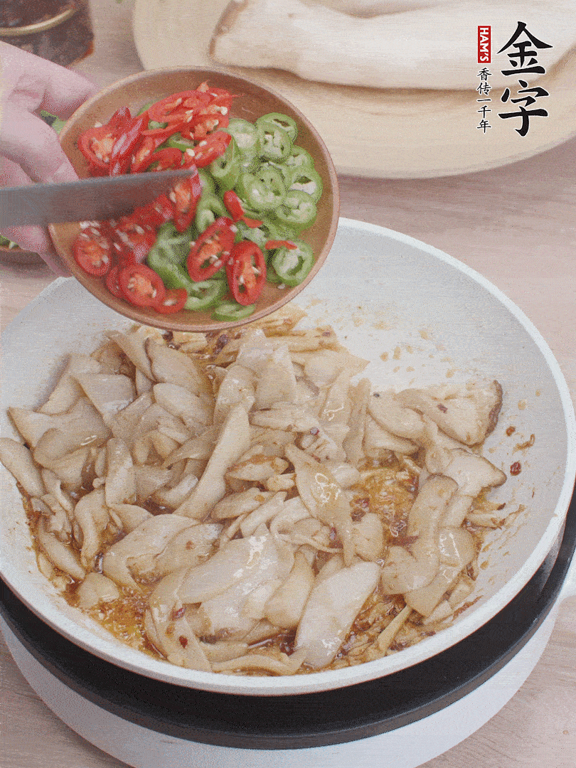 下杏鮑菇、青紅辣椒炒出香味。