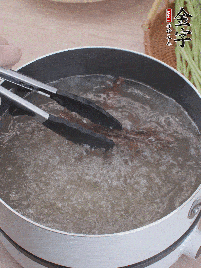 金字醬油肉下鍋煮10分鐘，切薄片。