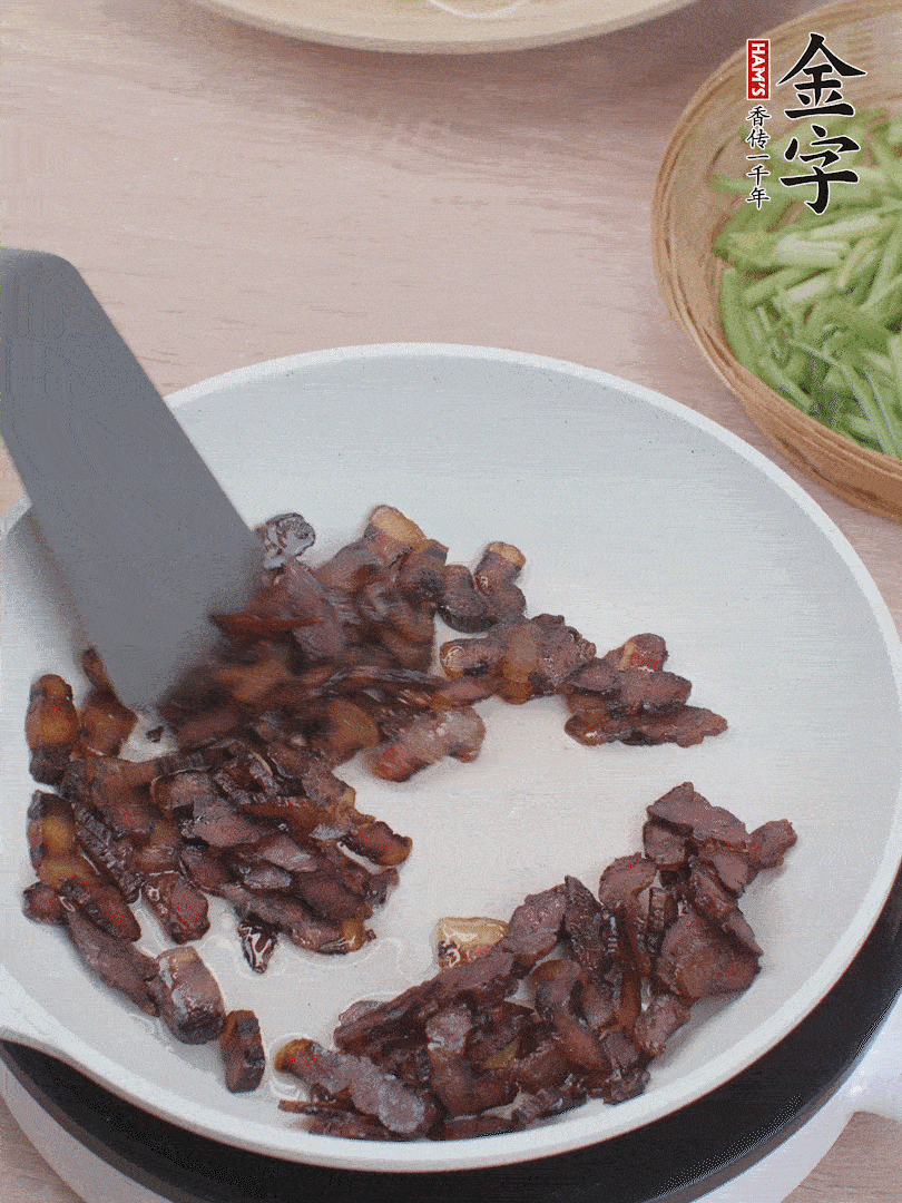 起鍋熱油，煸香醬油肉。