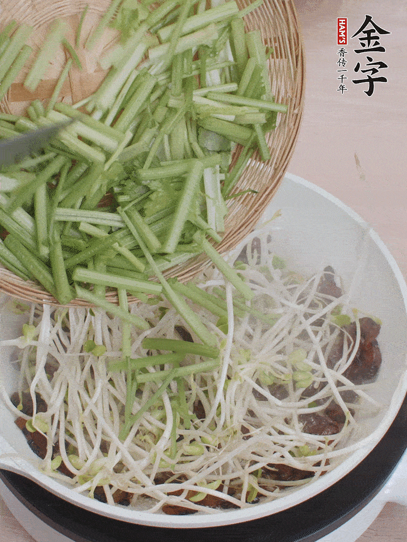 下豆芽、香芹翻炒均勻。
