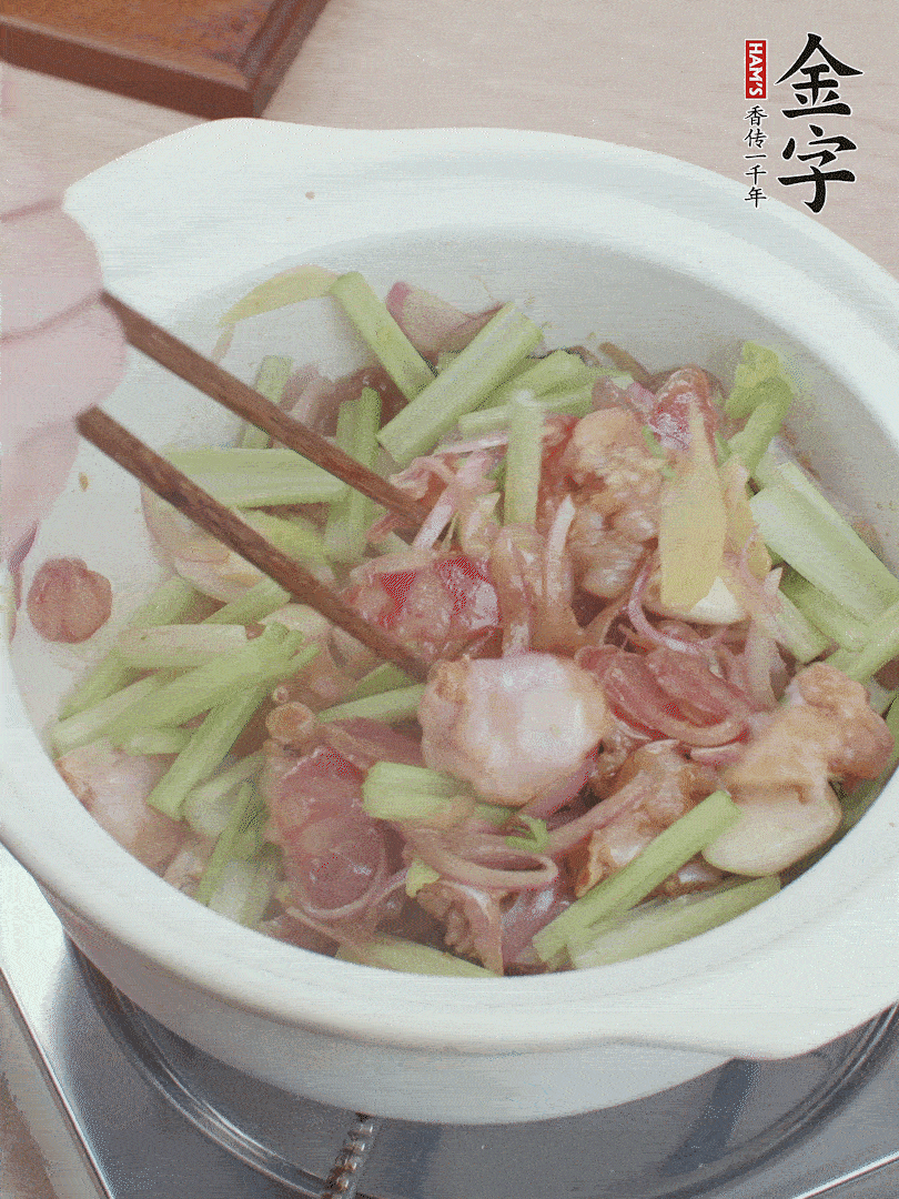 下牛蛙、芹菜、香腸翻炒。