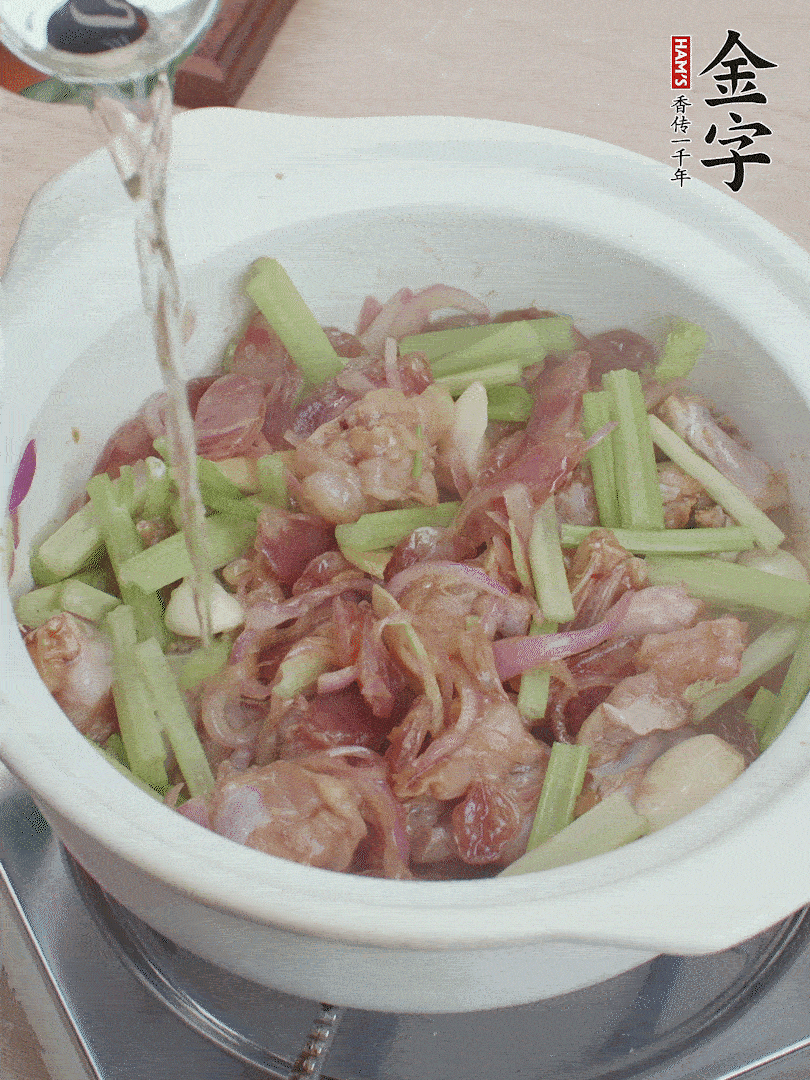 牛蛙變色后，淋點(diǎn)啤酒，加蓋后調(diào)小火燜10分鐘。