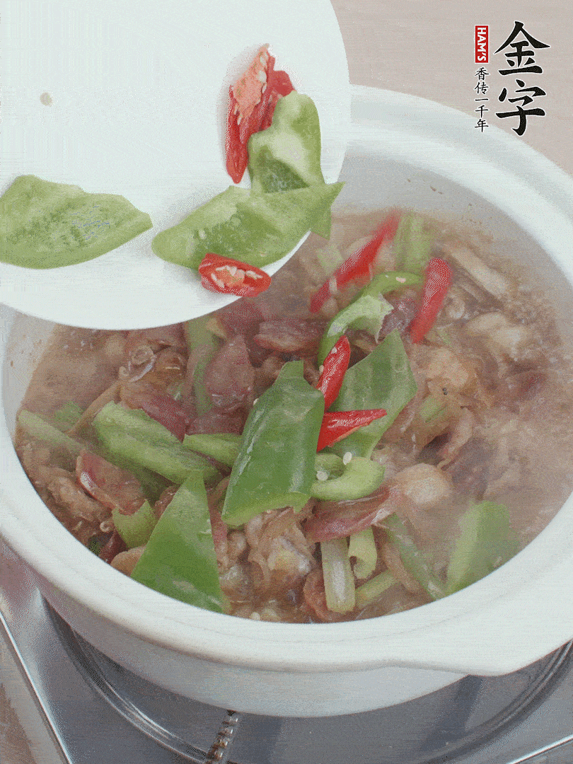 下綠菜椒，翻炒1分鐘。