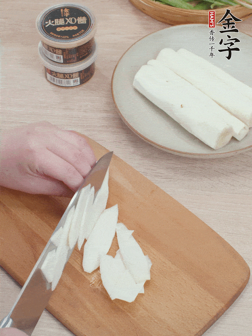 鐵棍山藥去皮，斜刀切片。
