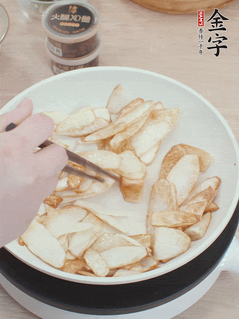 鍋中熱油，山藥煎至兩面金黃。