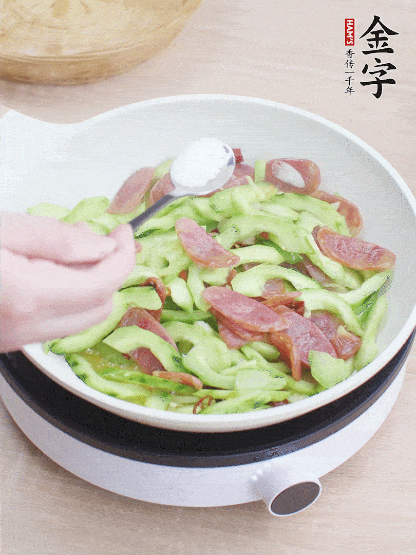 淋點開水，半勺白糖、1勺生抽調(diào)味。