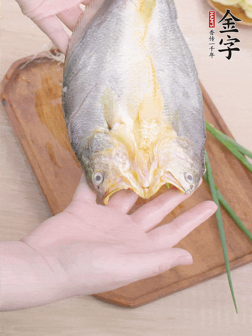 黃魚背部開刀，洗凈切花刀。適量鹽涂抹魚身兩面。