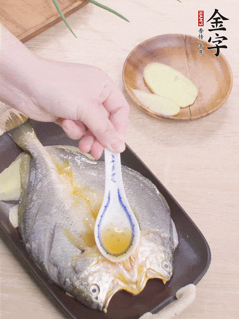盤底鋪姜片，放黃魚，淋2勺料酒。