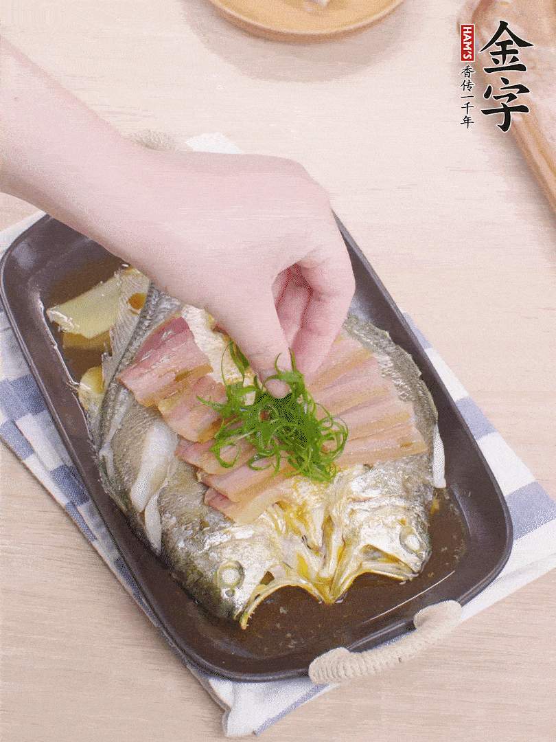取出姜蔥，淋2勺蒸魚豉油，擺蔥絲。